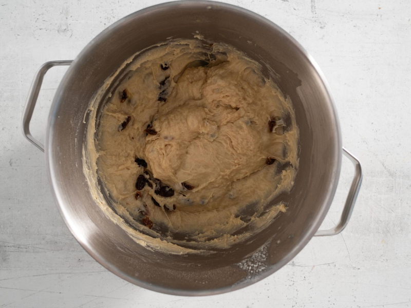 W misie ciasto drożdżowe.