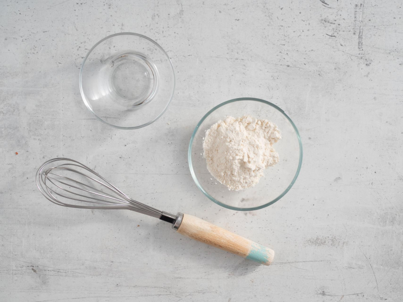 W miseczkach: woda oraz mąka pszenna.