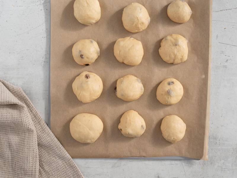 Uformowane bułeczki na blasze.