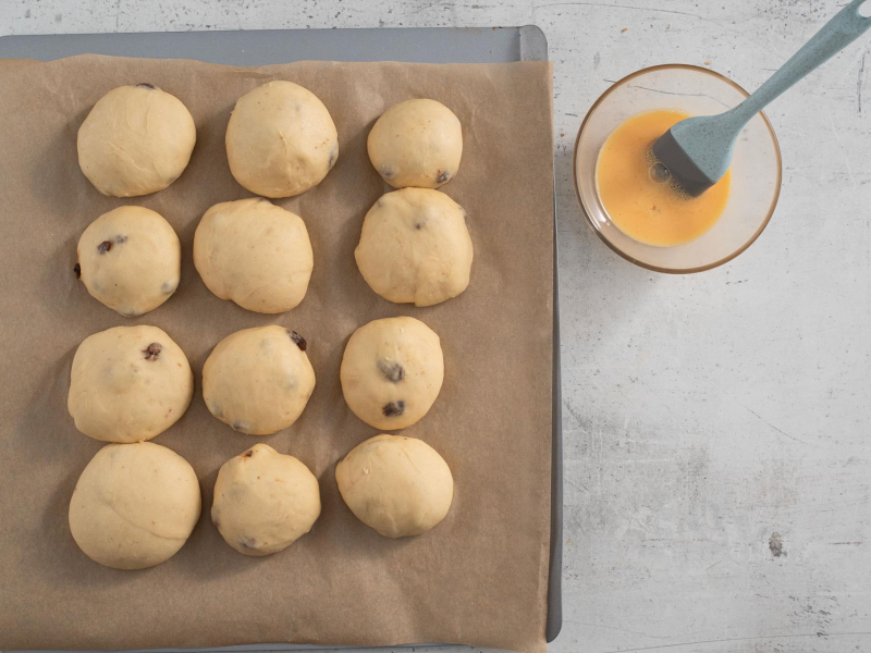 Bułeczki hot cross buns smarowane jajkiem.