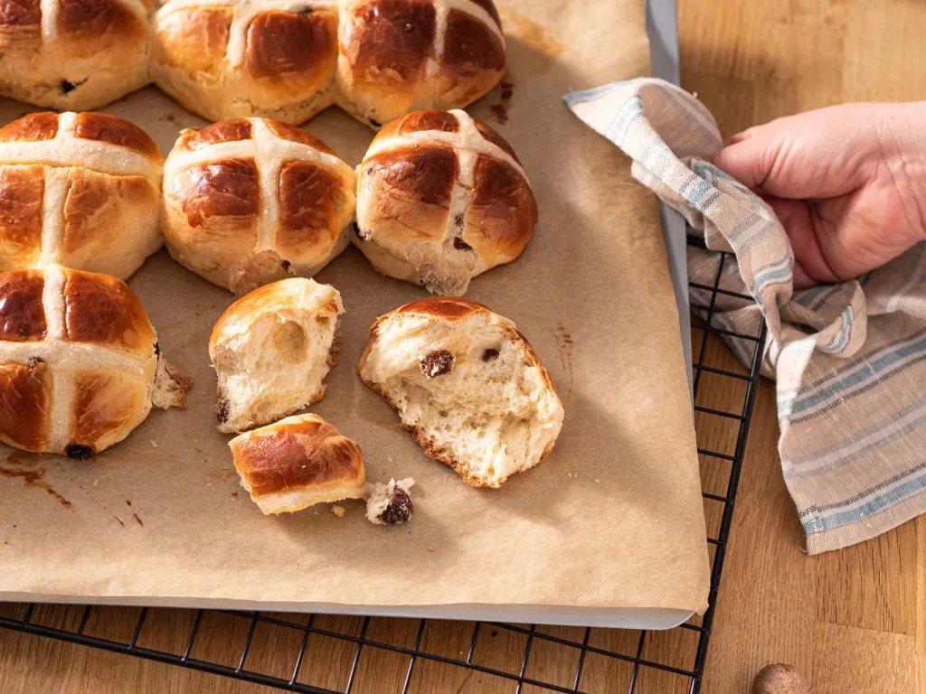 Wielkanocne bułeczki hot cross buns z rodzynkami - przepis Wszystkiego Słodkiego