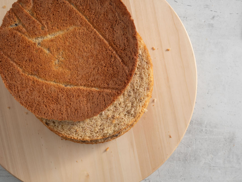 Biszkopt bananowy przekrojony na 3 blaty.