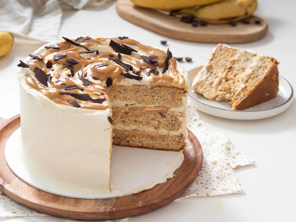Tort banoffee z wykrojonym kawałkiem - Wszystkiego Słodkiego