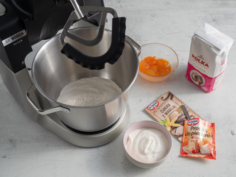 w misce robota składniki na faworki bez drożdży