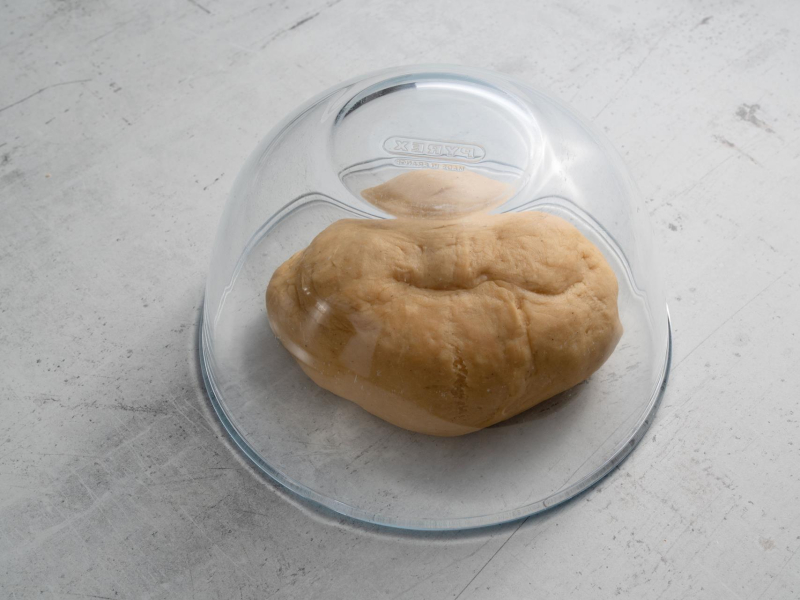 pod szklaną miską kulka ciasta na faworki