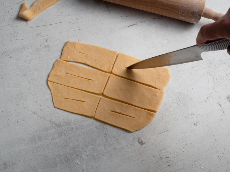 nacinane pokrojone na porcje ciasto na faworki (chrust)