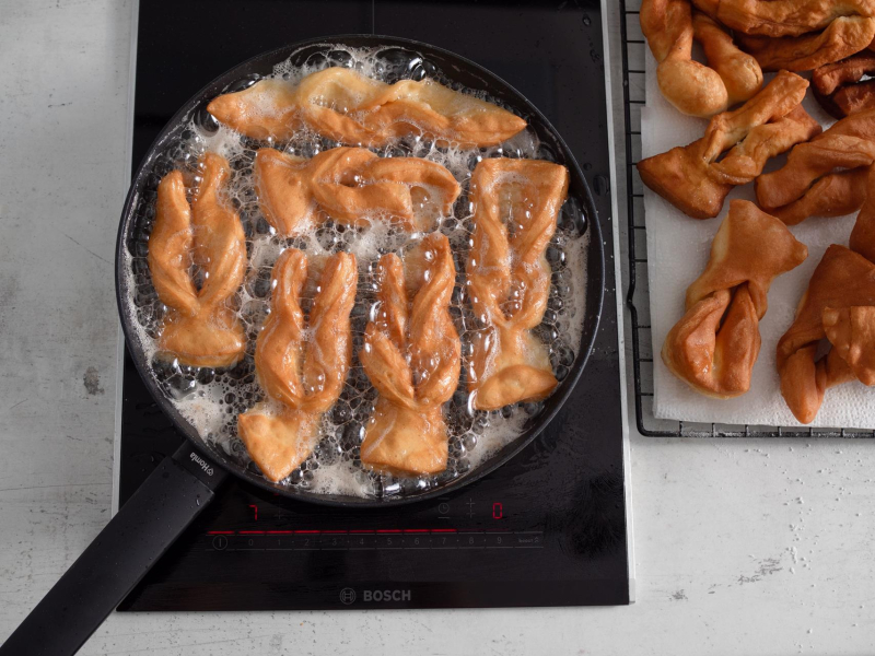na patelni smażone faworki na proszku do pieczenia