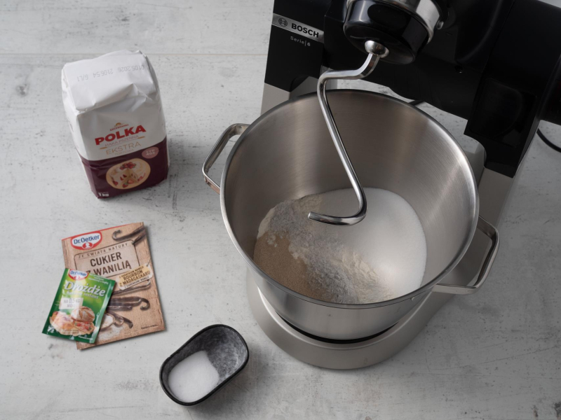na blacie suche składniki na babkę drożdżową