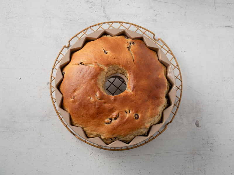 upieczona w foremce babka drożdżowa z rodzynkami