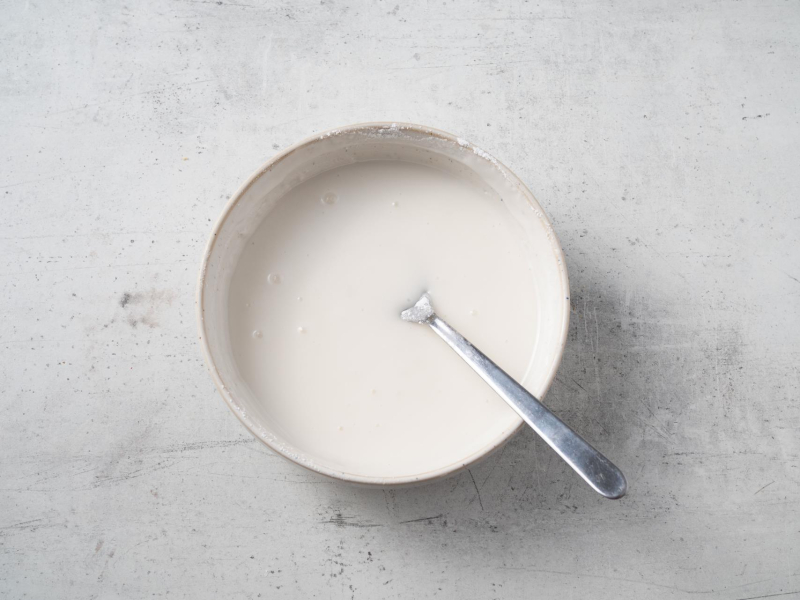 w miseczce wymieszany lukier do babki