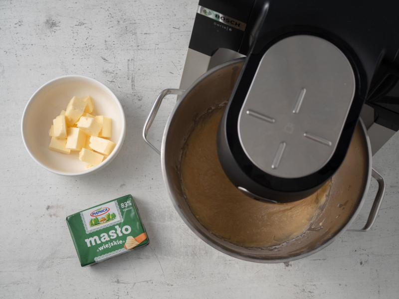w miseczce pokrojone w kostkę masło przed dodaniem do ciasta drożdżowego
