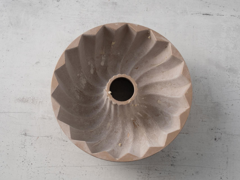 babka do babki drożdżowej posmarowana masłem i oprószona mąką