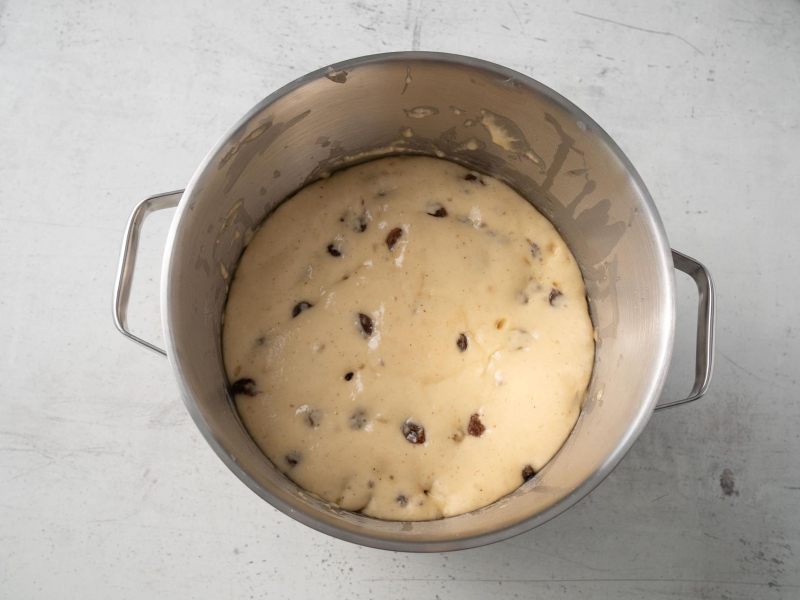 w misce wyrośnięte ciasto drożdżowe