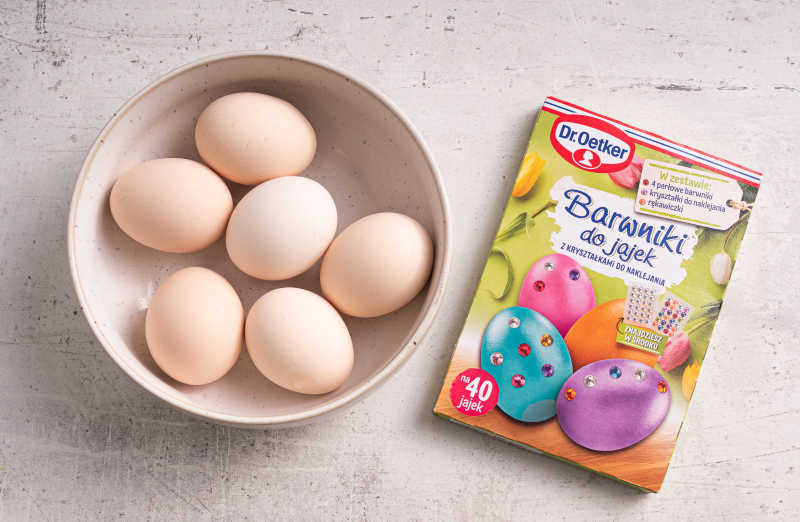 ugotowane jajka i obok barwniki do jajek Dr. Oetkera