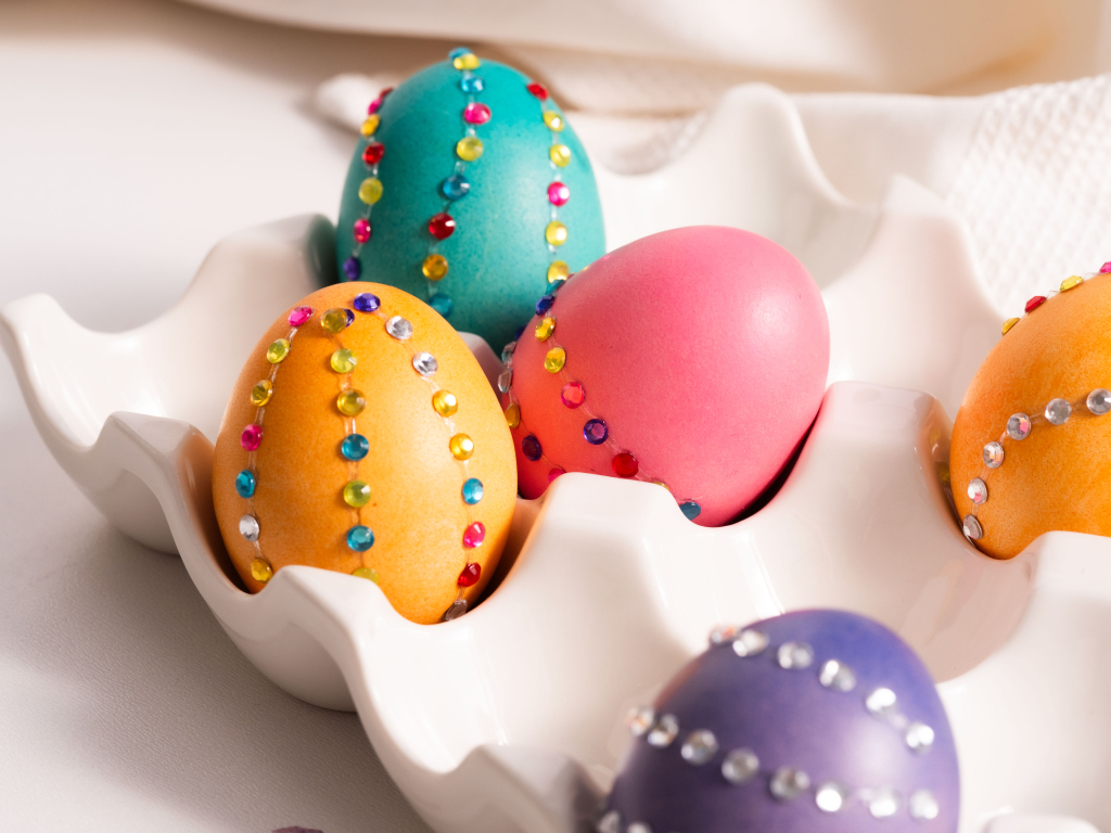 kolorowe pisanki z naklejonymi cyrkoniami