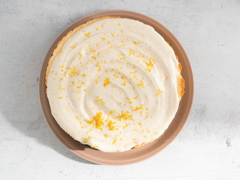 Udekorowany skyrnik cytrynowy.