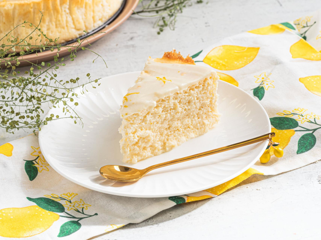 Kawałek skyrnika cytrynowego z polewą cytrynową na talerzyku - przepis Wszystkiego Słodkiego