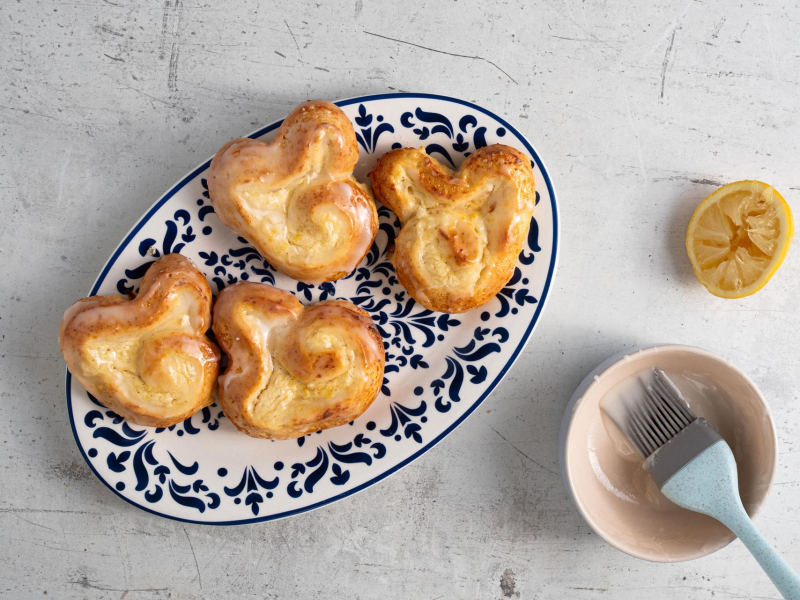 Smarowanie drożdżowych króliczków cytrusowym lukrem.