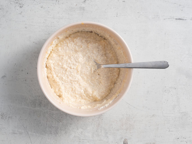 Twaróg wymieszany z żółtkami, cukrem z wanilią i cukrem.