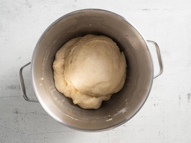 Wyrośnięte ciasto drożdżowe w misie.