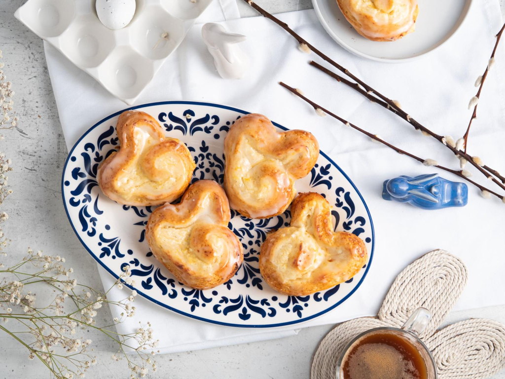 Drożdżowe rollsy króliczki na talerzyku. Polane lukrem cytrusowym - przepis Wszystkiego Słodkiego