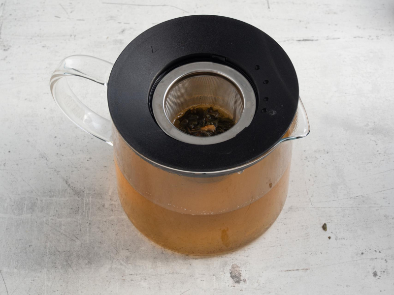 Zaparzona zielona herbata w dzbanku.