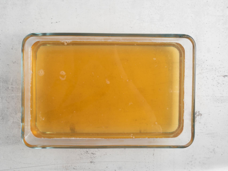 Galaretka kolagenowa w szklanej formie.