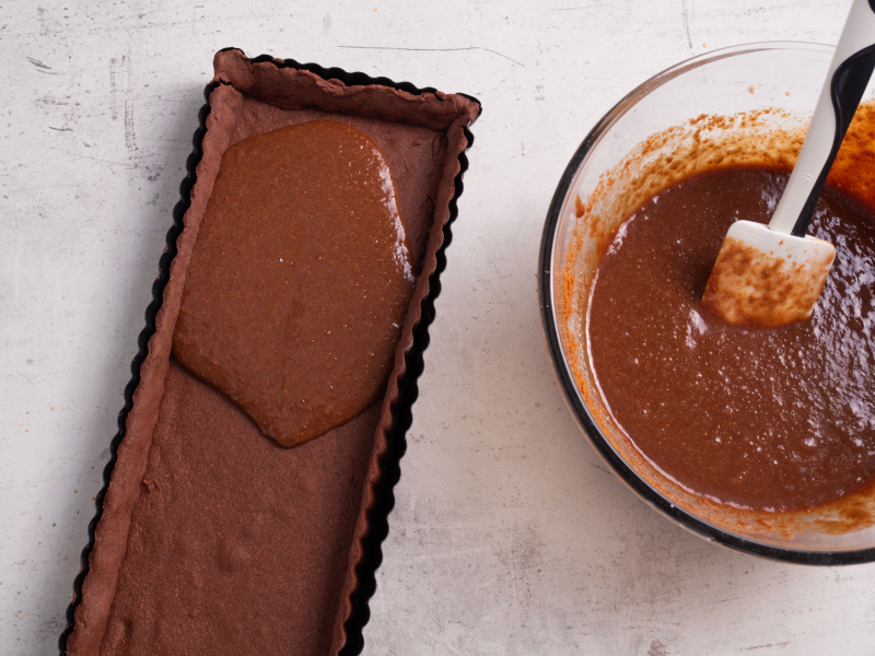 wykładanie kremu ciatseczkowego lotus na kakaowy kruchy spód