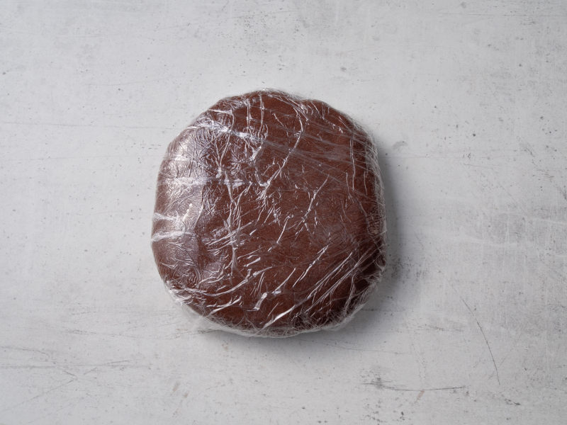 kakaowe kruche ciasto zawinięte w folię spożywczą