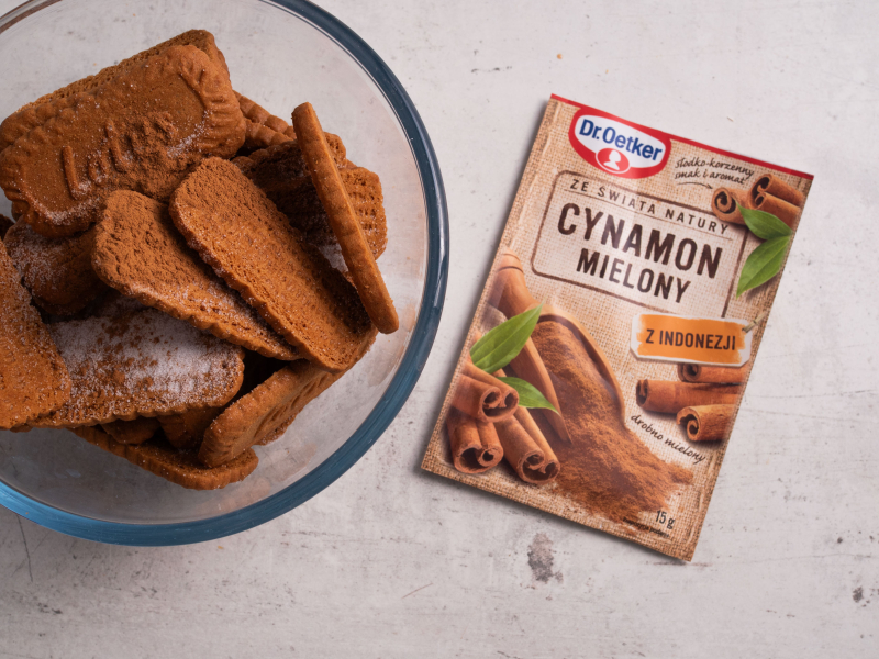 w misie malaksera ciasteczka lotus, obok cynamon mielony