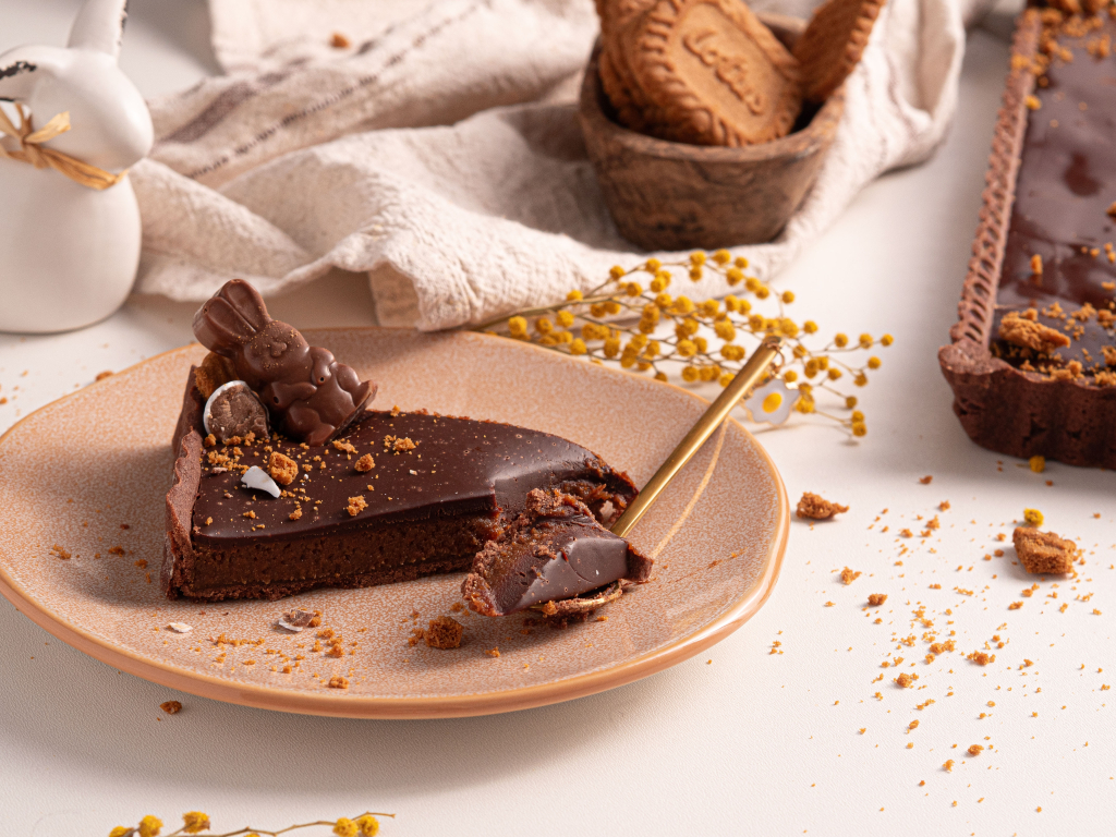 mazurek lotus na talerzyku z wielkanocnym kroliczkiem do dekoracji