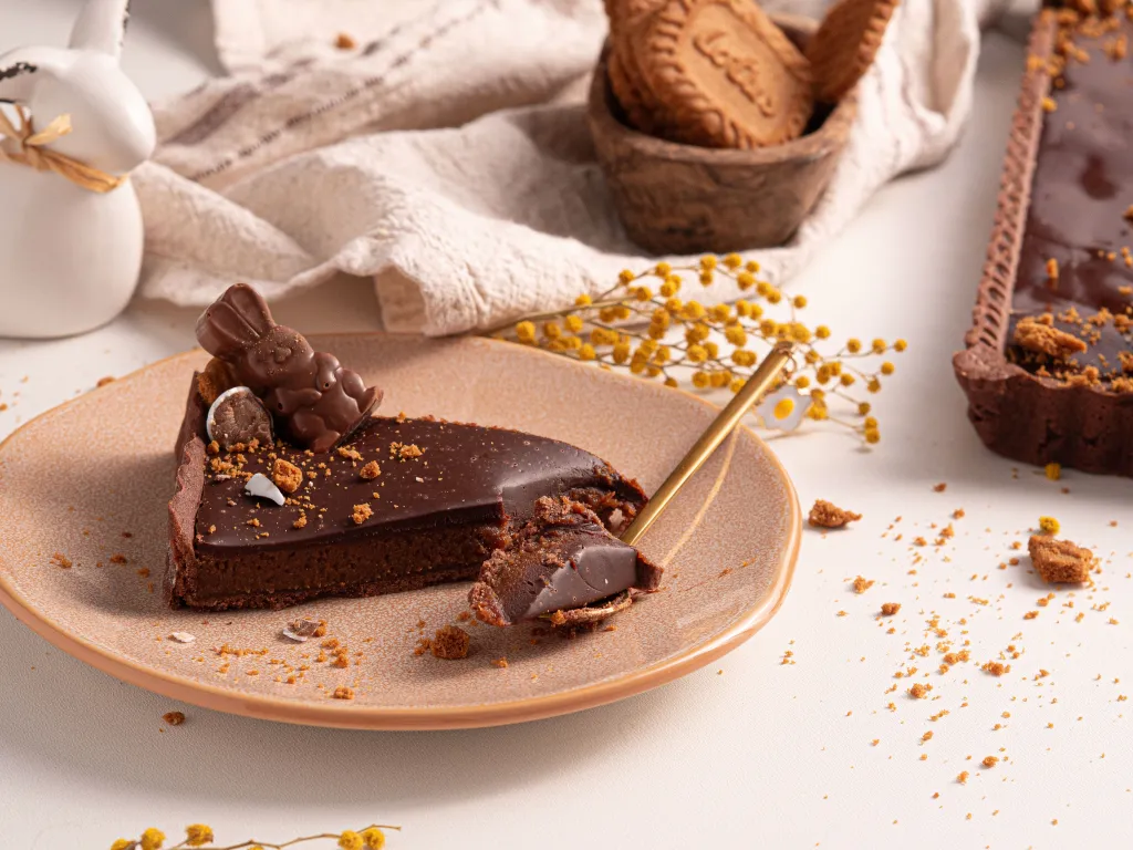 mazurek lotus na talerzyku z wielkanocnym kroliczkiem do dekoracji