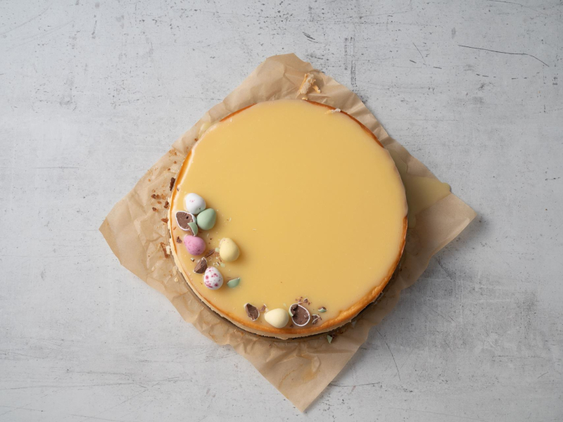 upieczony i udekorowany najlepszy sernik na Wielkanoc