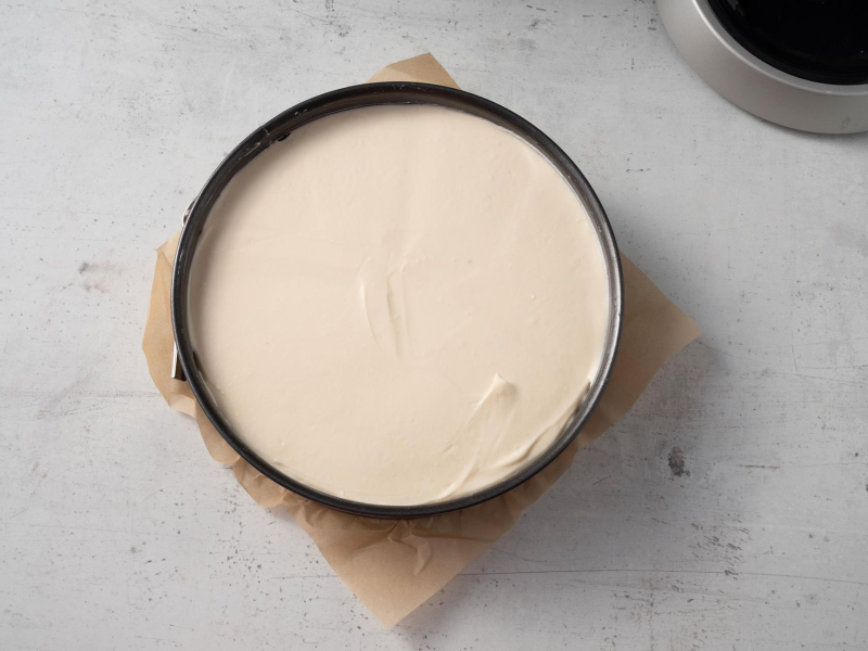 w tortownicy sernik cytrynowy przed pieczeniem