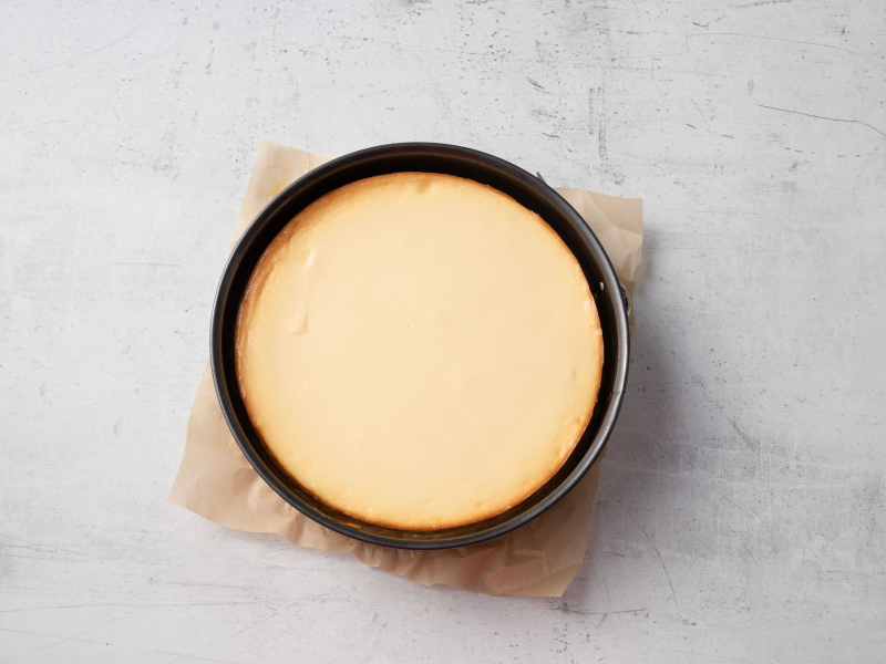 upieczony w kąpieli wodnej sernik na twarogu i mascarpone