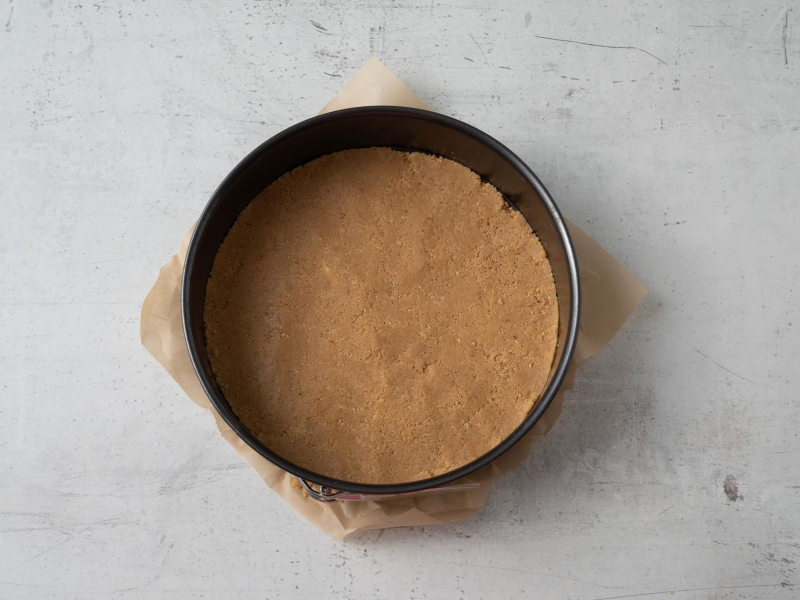 tortownica z wyłożonym spodem z pokruszonych ciasteczek