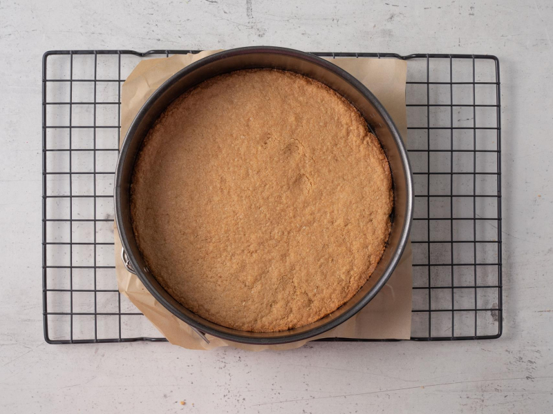 na kratce tortownica z podpieczonym spodem do sernika na Wielkanoc