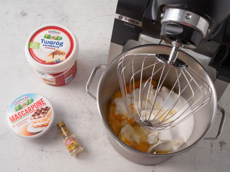 twaróg w wiaderku, serek mascarpone i ekstrakt cytrynowy do sernika wielkanocnego