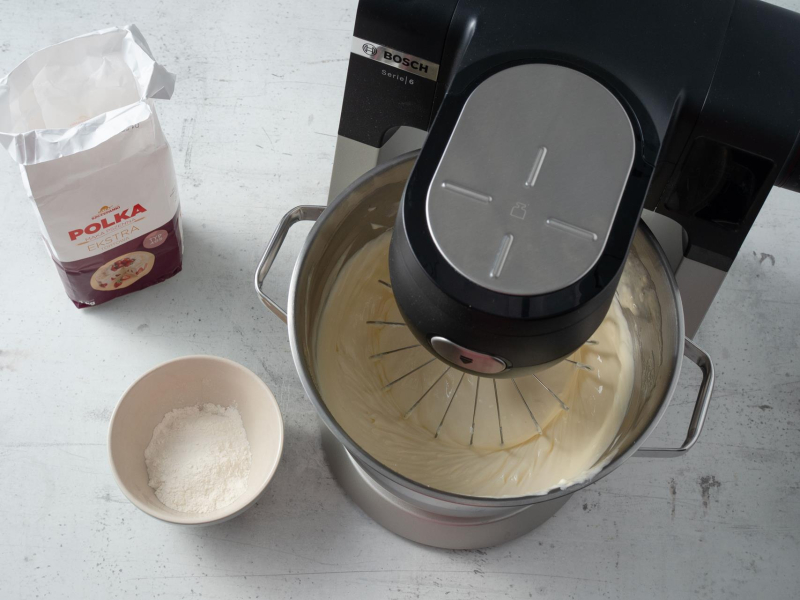 w robocie masa serowa obok mąka do sernika
