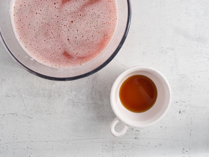 W jednej misie zblendowane truskawki z miętą, a w drugiej miód.