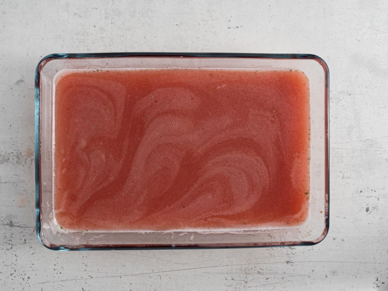 Wylana galaretka truskawkowa z miętą z żelatyną do formy.