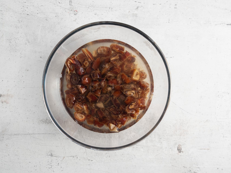 Daktyle w miseczce zalane wrzątkiem.