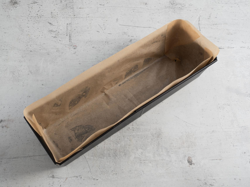 Keksówka wyłożona papierem do pieczenia.