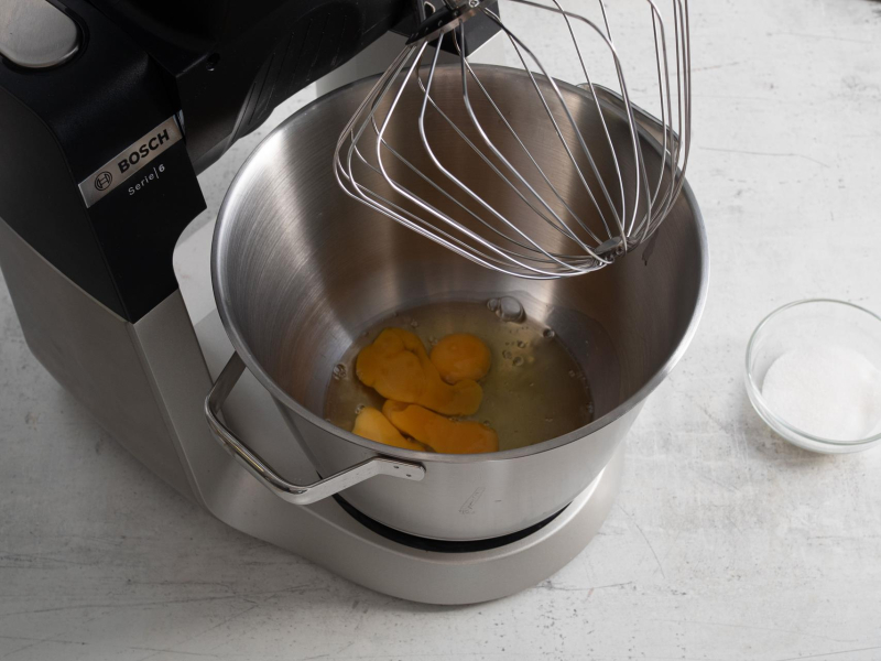 W misie robota kuchennego jajka, obok cukier w miseczce.