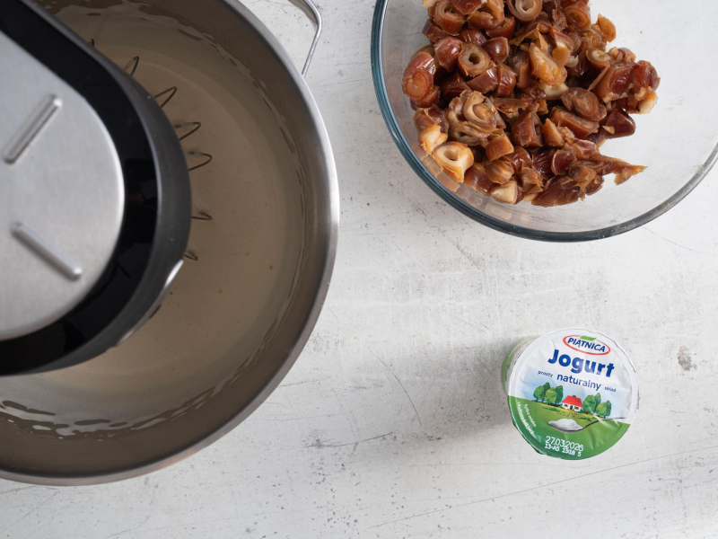 W misie utarte jajka z cukrem. Obok jogurt naturalny i odsączone daktyle.