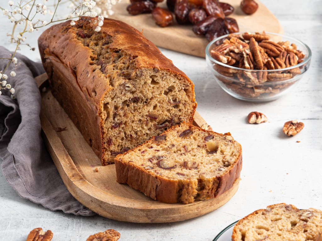 Chlebek daktylowy pokrojony na desce drewnianej - przepis Wszystkiego Słodkiego