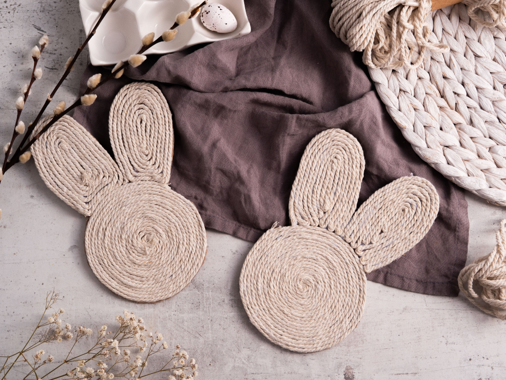 podkładki pod kubek w kształcie króliczków ze sznurka