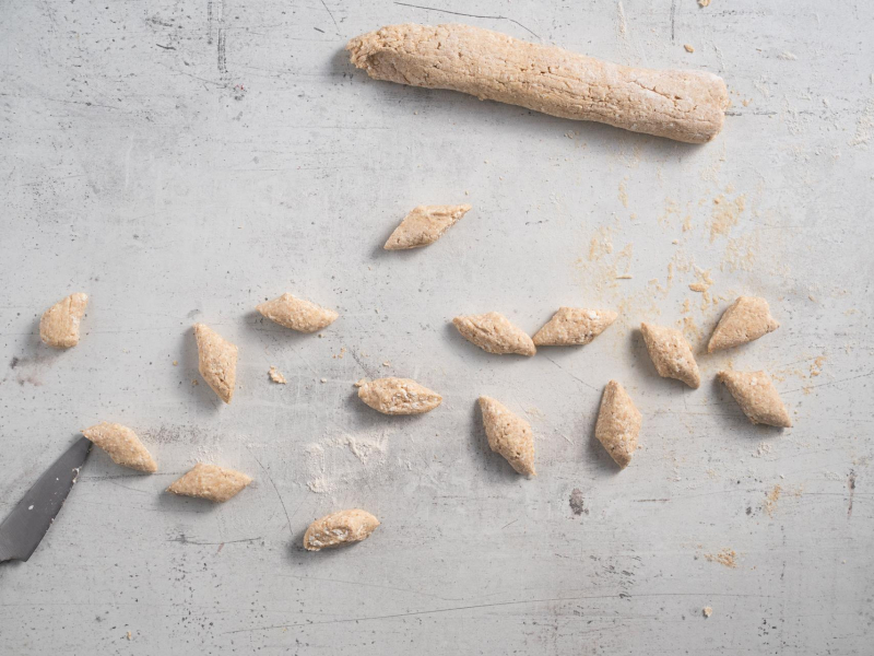 Przygotowanie pierogów leniwych bez cukru.