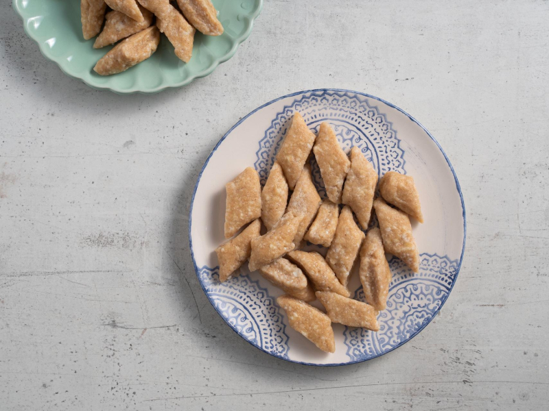 Ugotowane pierogi leniwe fit na talerzyku.