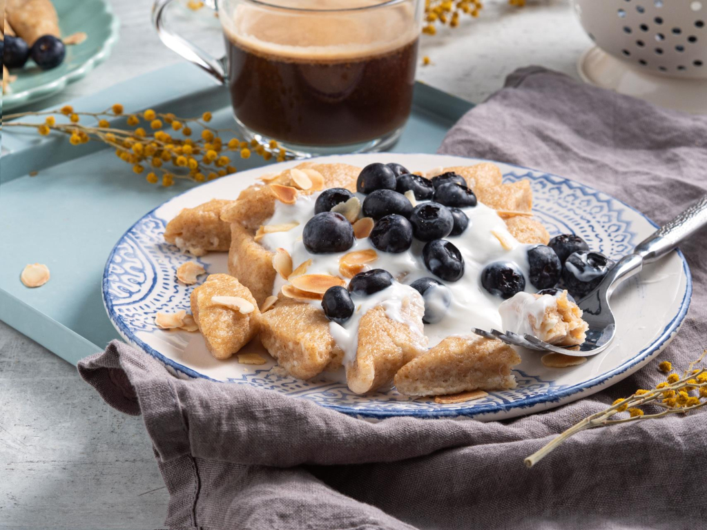 Gotowe pierogi leniwe fit z dodatkiem jogurtu i borówek - przepis Wszystkiego Słodkiego